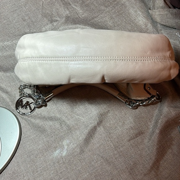 Michael Kors AP-1011 Cream Pleated Shoulder Bag - Picture 3 of 13